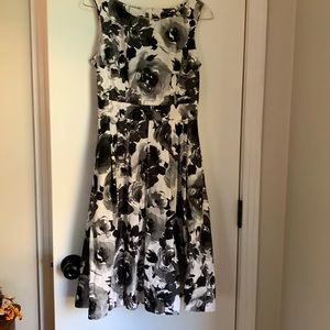 Vintage style black and white 1950s dress with large roses throughout H&M Sz 4